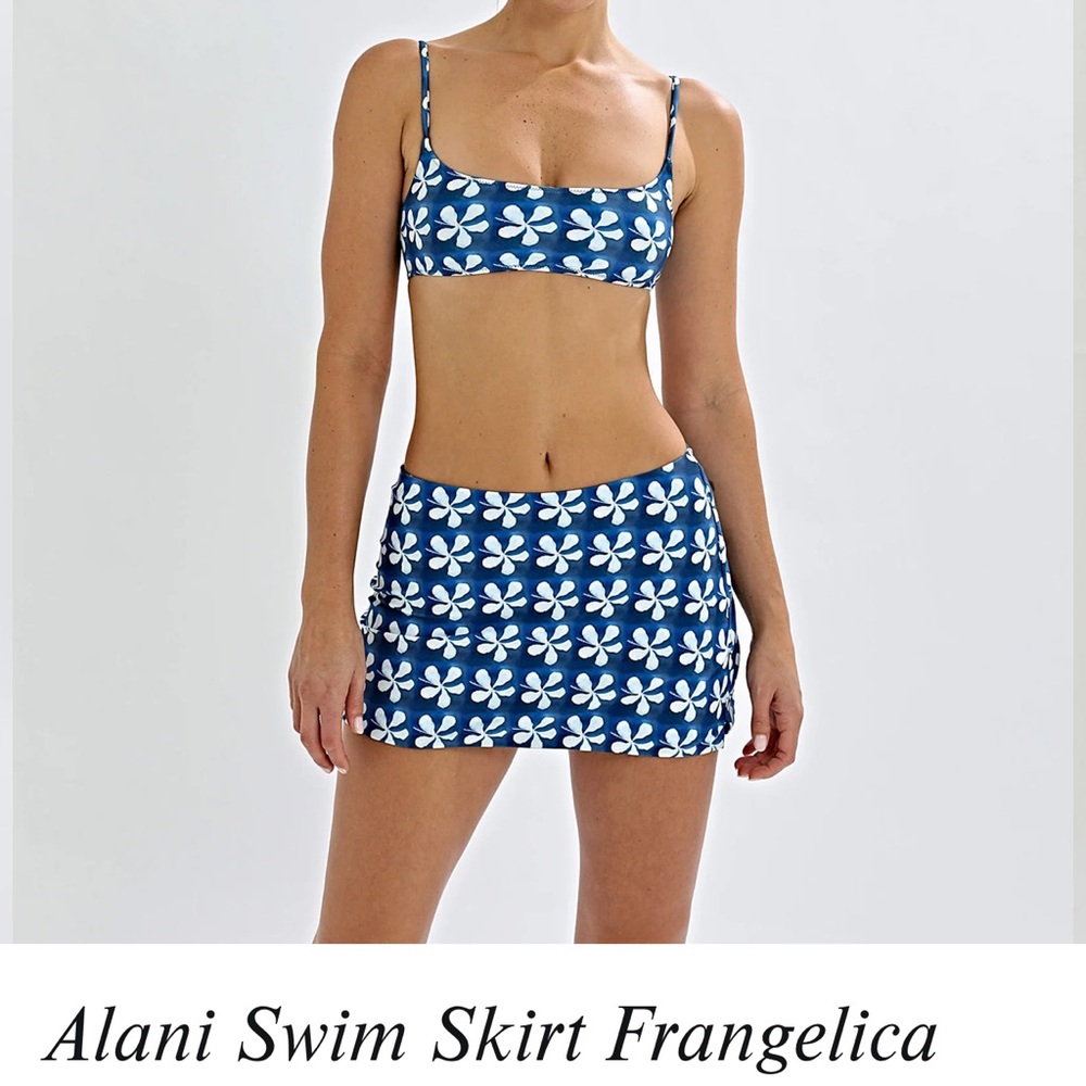 One mile Alani Floral bikini skirt. Can be worn as normal skirt